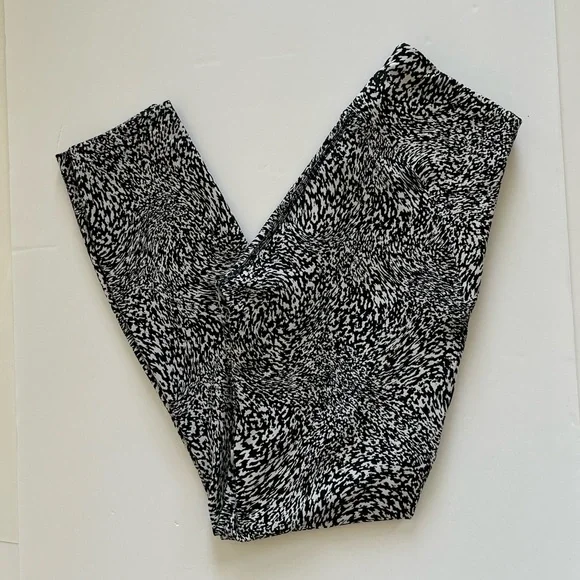 Lululemon InStill High-Rise Tights Warped Grain Alpine White Black 4